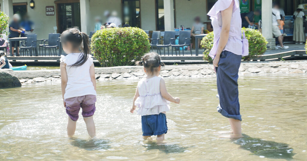 ヨーデルの森じゃぶじゃぶ池で遊ぶ親子