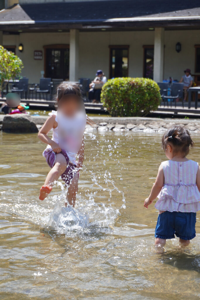 ヨーデルの森じゃぶじゃぶ池で水遊びする姉妹