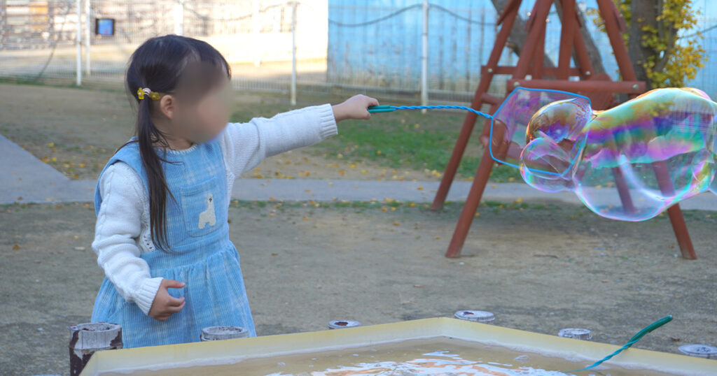 淡路カントリーガーデンでシャボン玉