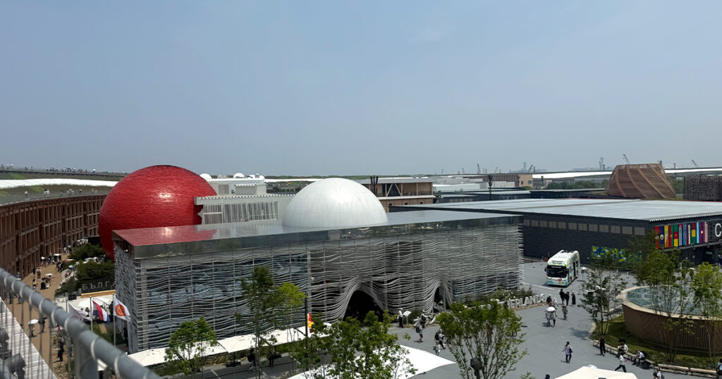 大屋根リングから見たシンガポール館(赤い球体)。白い球体はオランダ館。