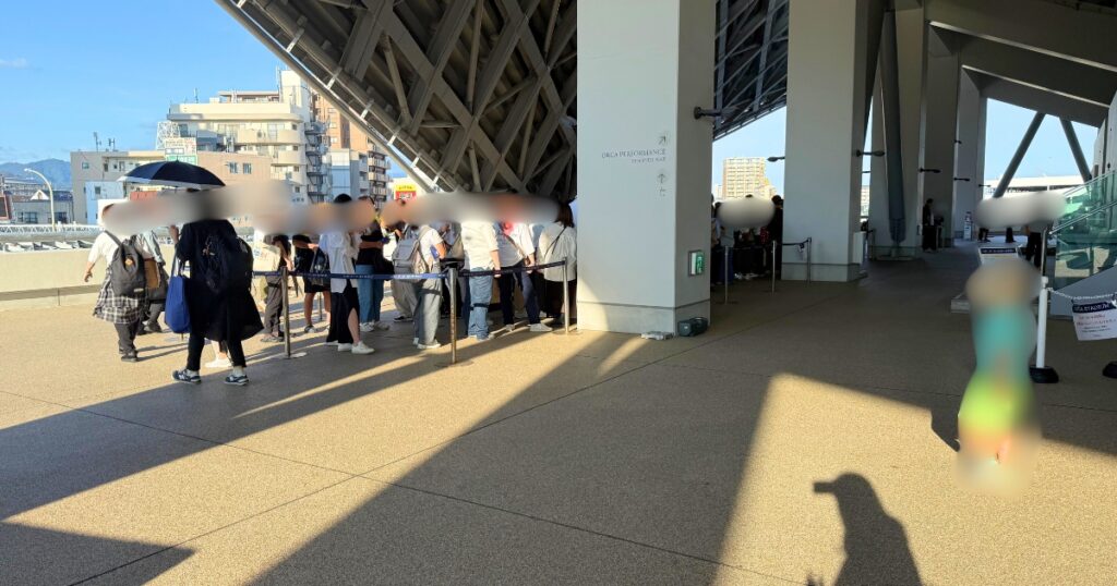 オルカパフォーマンスに並ぶ人達