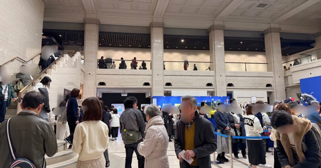 チケットはオンラインで購入済だったためそのまま2階へ！