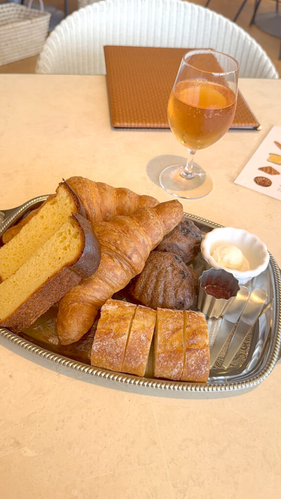 最初に運ばれてくるパン(二人分)とアイスティー