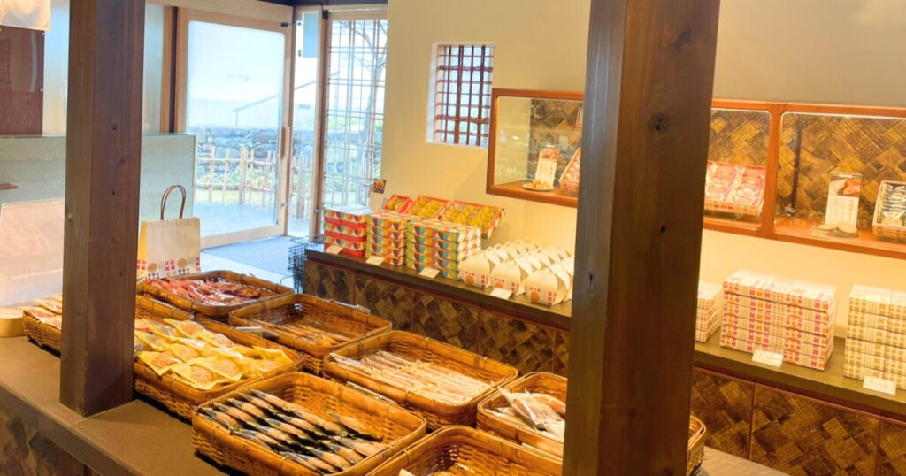店内には焼き菓子もたくさん並んでいます