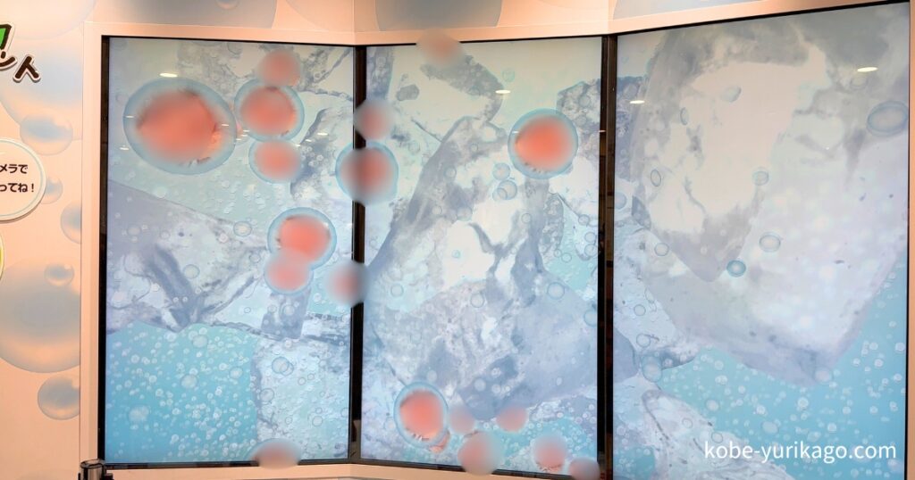 撮影した顔写真がたくさんの泡になって大画面に・・！