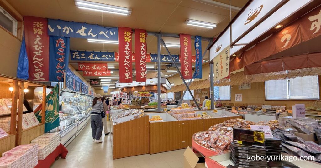 入ってすぐのお土産コーナー。駄菓子コーナーは奥へ