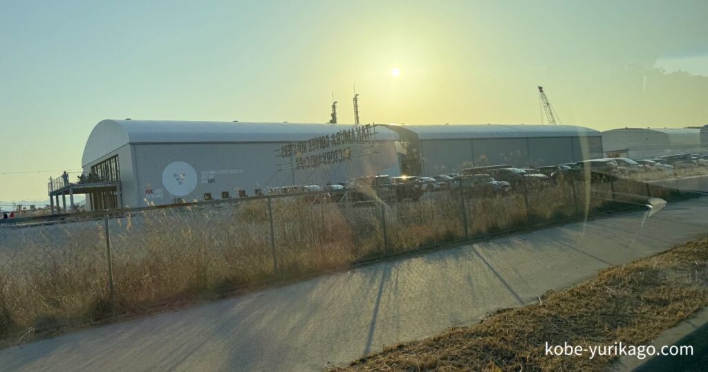 夕暮れ時のタカムラコーヒー淡路島の外観