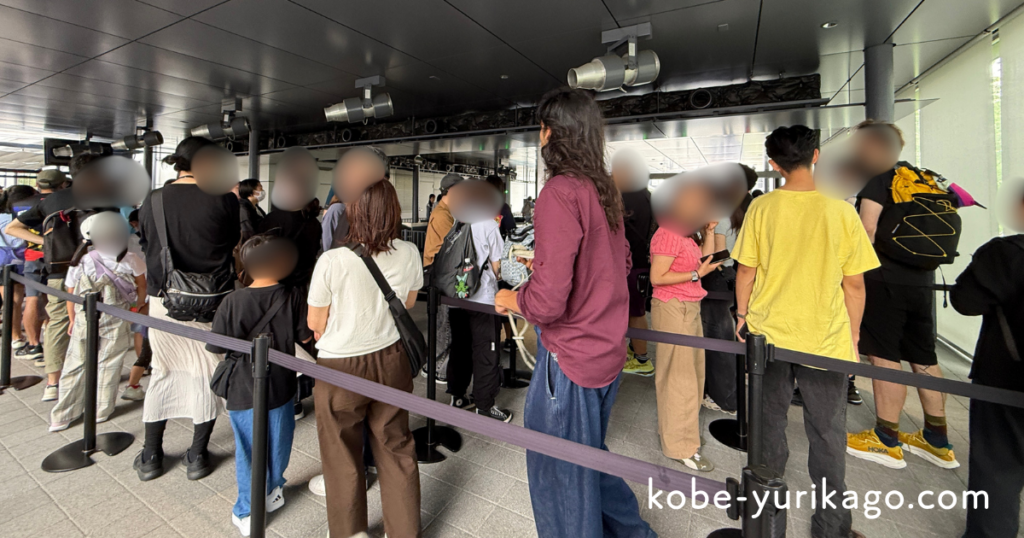 入館までの待機列